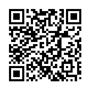 印启脸带笑容的和阚国忠握了握手二维码生成