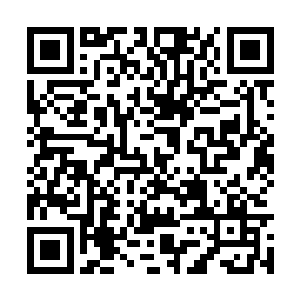 却一眼就见到桌面上玻璃烟灰缸里面的十来个烟头二维码生成