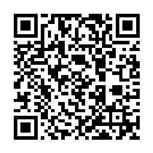 却翻开后排座位间的扶手让后备箱里面的金继军透气二维码生成