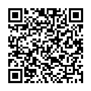 原战在安置伤者的两顶帐篷中间前方的空地上停下二维码生成