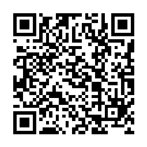 原本一直在暗处的几个黑西装的男人突然在了穆昂的身边道二维码生成