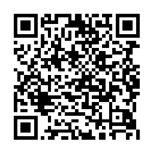 原本宽阔的街道上就见三辆金杯面包车疾驰而来二维码生成