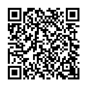 原本正在附近冷饮店喝饮料的一群人纷纷站了起来二维码生成