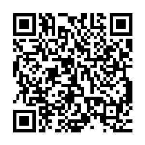 原本看上去只够坐的长椅像打开的盒子把周围的空地都覆盖住二维码生成