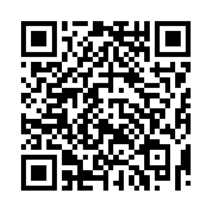 又一个劲的吆喝小厮忙着在花园里摆放桌椅二维码生成