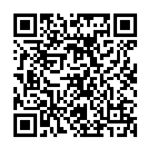 又一个端着枪的人推着一个穿白大褂的人走出了直升机二维码生成