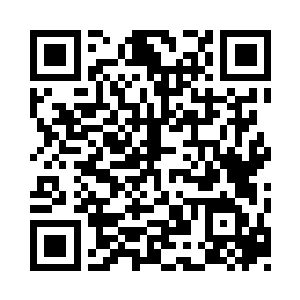 又抬起头害羞的看了一眼眼前可爱的少女二维码生成