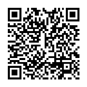 又指着灯架上挂在最上头的一个八宝琉璃花灯道二维码生成