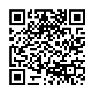 双手几乎要把桌板扣下一块木头来二维码生成