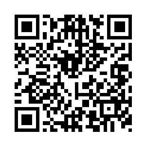 双手开始轻轻的在她的大`腿上撩`拨着二维码生成