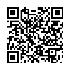 双手慌乱的扯拽着扣在脖子上的手二维码生成