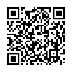 双手撑着床的一侧转过脸却看着我吃吃的笑二维码生成