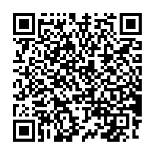 双手粗鲁而有力的搓揉着那对只有十多度的冷空气中微微颤抖的翘乳二维码生成
