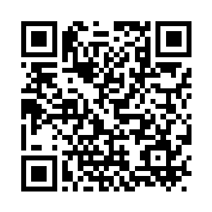 双眼呆滞无神的看着眼前不远处的场景二维码生成