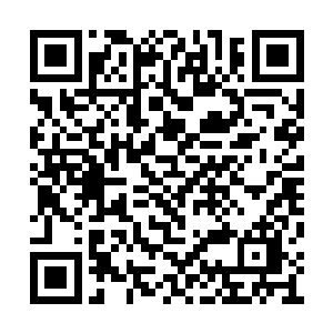 双脚落地后与在夭华松开手后一下子瘫软在地上二维码生成