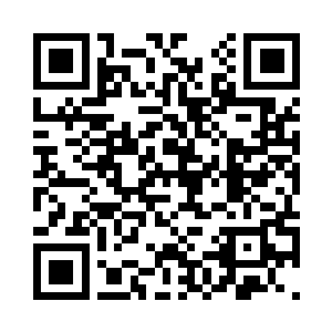 反而很自然地睁着明亮的双眼看着他二维码生成