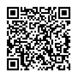 发现刘晓雪和婷姐她们那群女生还在说笑着朝我这边看二维码生成