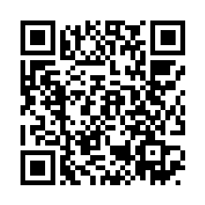 发现每张照片上都有一条模糊的白影二维码生成