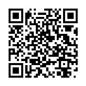 另一手拿着一把扇子在轻轻的给孩子扇着风二维码生成