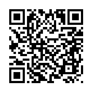另一边的屏幕上显示的是一个男人二维码生成