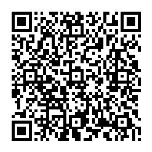 另外一只手里把弄着一把锋利的匕首――天知道这些家伙是怎么把这东西带上飞机的二维码生成