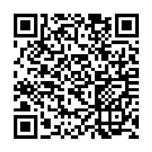 只不过擦伤口时的动作有点……她一只脚踩在沙发上二维码生成