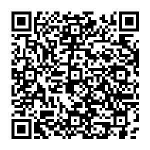 只是脱了中尉军服穿着件背心在下面的修理车间和那些修理车辆的技术士官们呆了一下午二维码生成