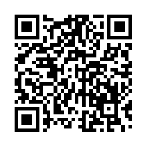 只有桌子上放着的各种各样的食物不是白色二维码生成