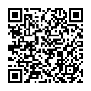 只看到闭着一只眼睛的夏瑞泽如神只降临一般离地飞行二维码生成