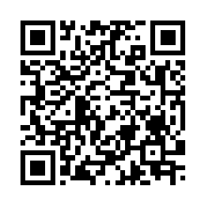 只穿着内衣旗袍女人也蜷缩在一起二维码生成