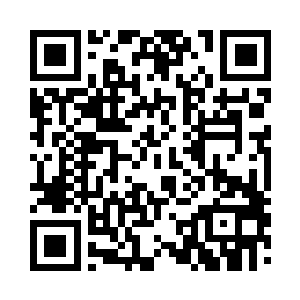 只见一只大帅哥正悠闲地斜靠在玻璃门边二维码生成