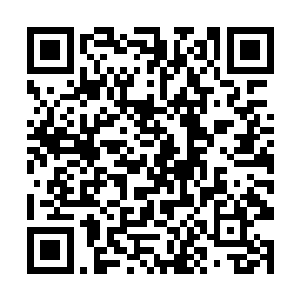 只见一辆停靠在校门口的小轿车前段就立马瘪了下去二维码生成