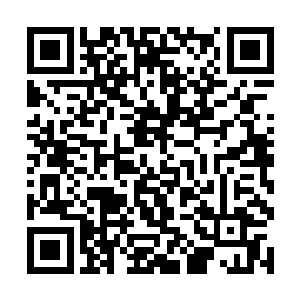 只见他右拳除拇指外的四指指身上分别纹着一个字母二维码生成