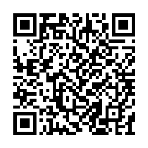 只见在众人的前面不远处出现了一个金色的漩涡二维码生成