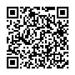 只见有个好生貌美的女孩儿披头散发的站在炕边二维码生成