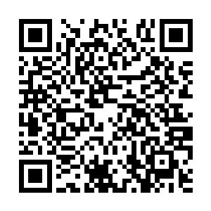 只见杜维直接将手机卡拿了出来然后用手直接毁掉二维码生成