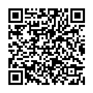 只见此刻的吴啸云一脸诧异的看着面前愤怒的二人二维码生成