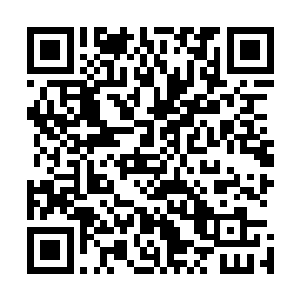 只见监控视频中在半个小时前许诺还坐在牢房中玩着手指甲二维码生成