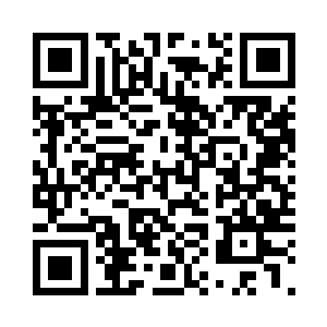 只见芮扶着她妈妈走在山林间的泥路二维码生成