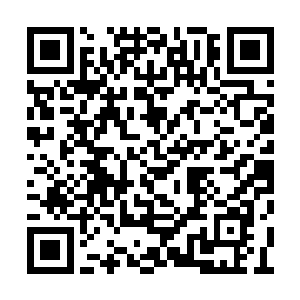 只见那蓝如水晶的发丝随着大口的窗户流泻出来二维码生成