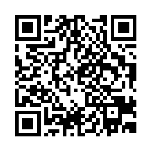 叮当一声落在花岗岩铺设的排水沟底部二维码生成