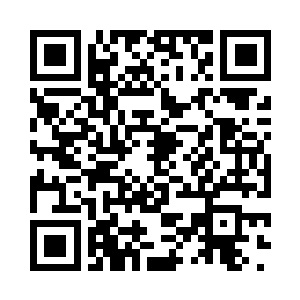 台下的乡亲们自动为他们闪开一条路二维码生成