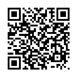 右手拇指小心翼翼地磨蹭着徽章表面二维码生成