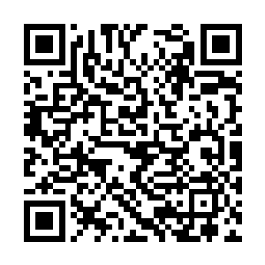 右手绿色宝石幽深如一只阴森的眼睛盯住了所有人二维码生成