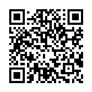 叶惟正和艾梅柏在漫步观赏月色下的大海二维码生成