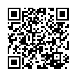 叶芷蔚将从蜜意坊带来的点心取出来二维码生成