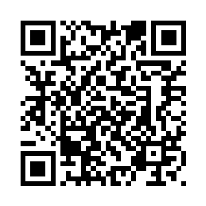 司徒浩南三人已经在高楼上等候了二维码生成