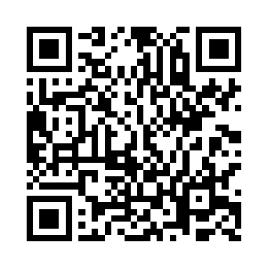 吃完冰淇淋的小姑娘心满意足地捧着小圆肚二维码生成