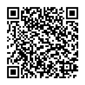 同样在距离杨玲珑不远处的燕山魂也目光犹豫地望着远处的许紫烟二维码生成