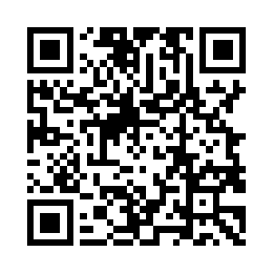同样戴着宽檐帽的万里有爱从车里站起来二维码生成